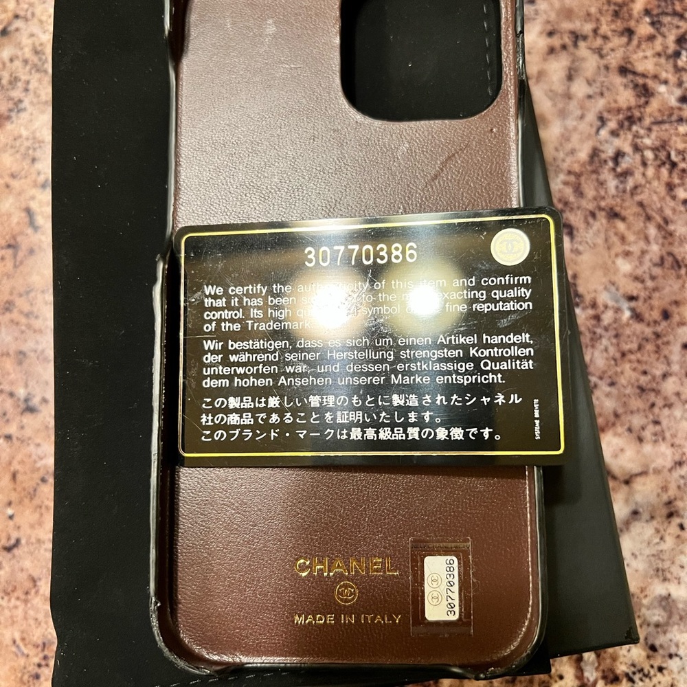 CHANEL Black Quilted Leather Phone Case - Picture 4 of 12